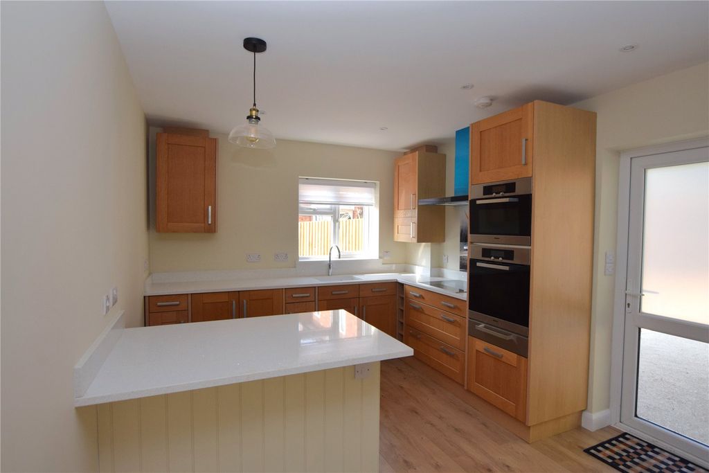Property photo 2 of 11 Kitchen
