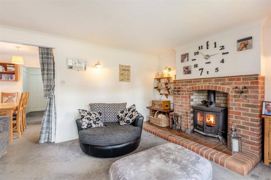 Property photo 3 of 17 Lounge