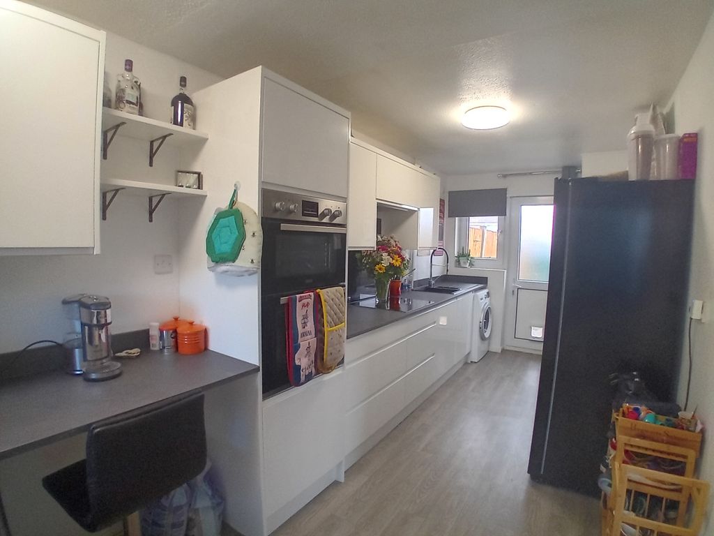 Property photo 2 of 11 Kitchen