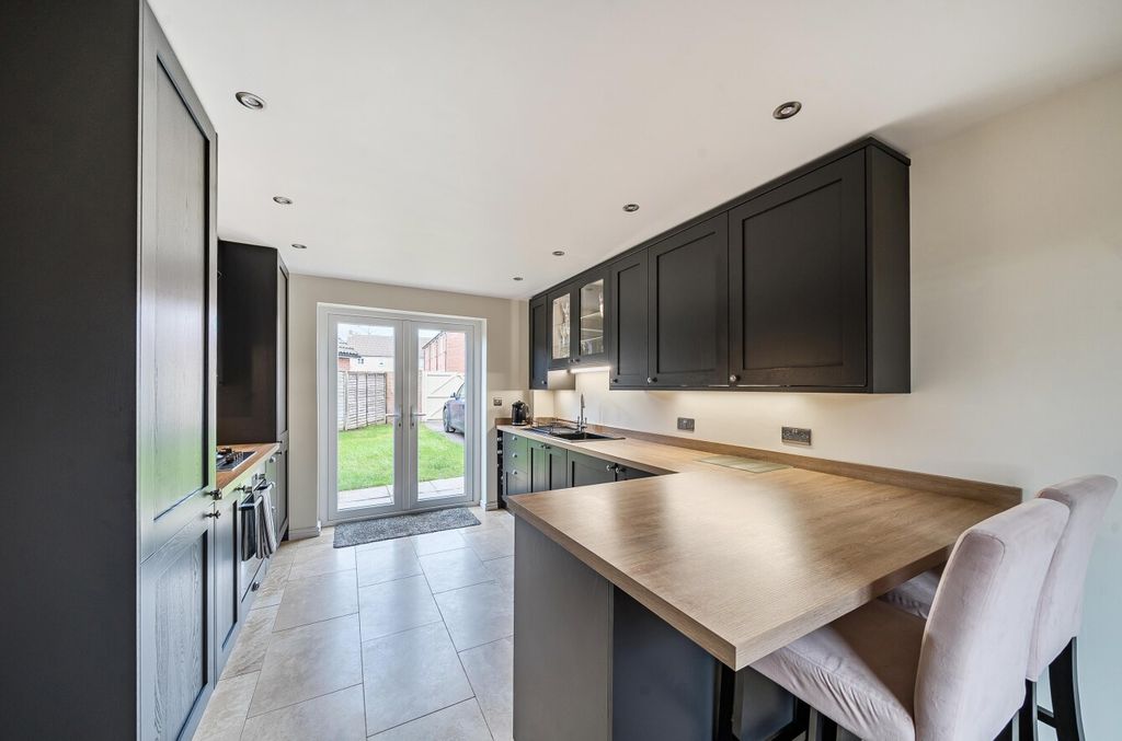 Property photo 3 of 18 1410359-19-698Ca5...