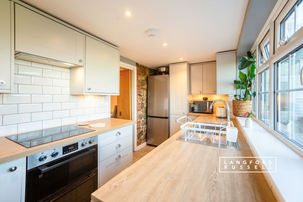 Property photo 2 of 10 Kitchen