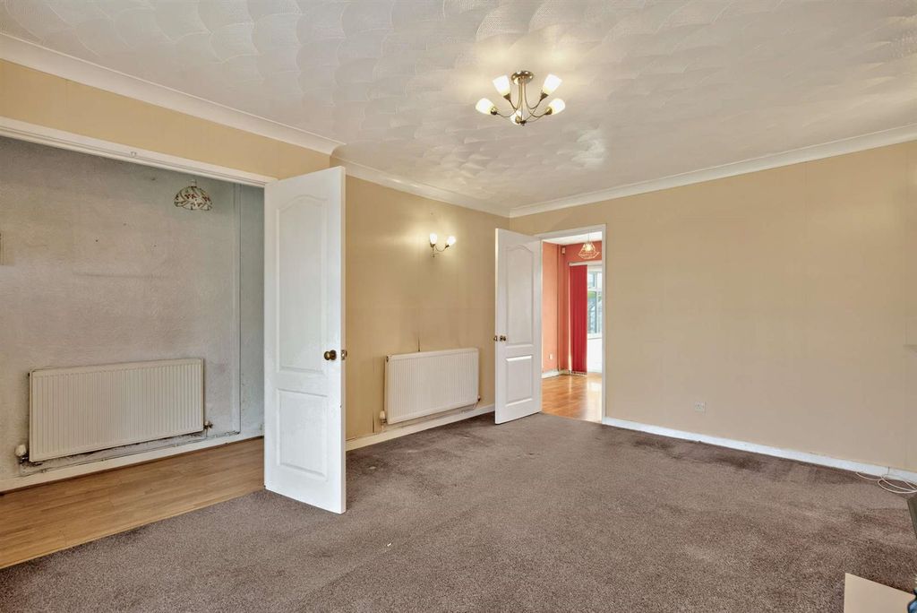 Property photo 3 of 11 8689737-Interior09-800.Jpg