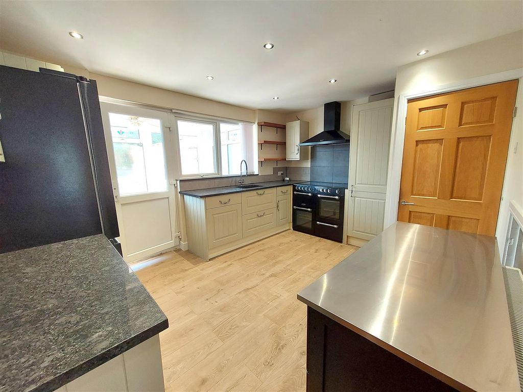 Property photo 3 of 15 Kitchen