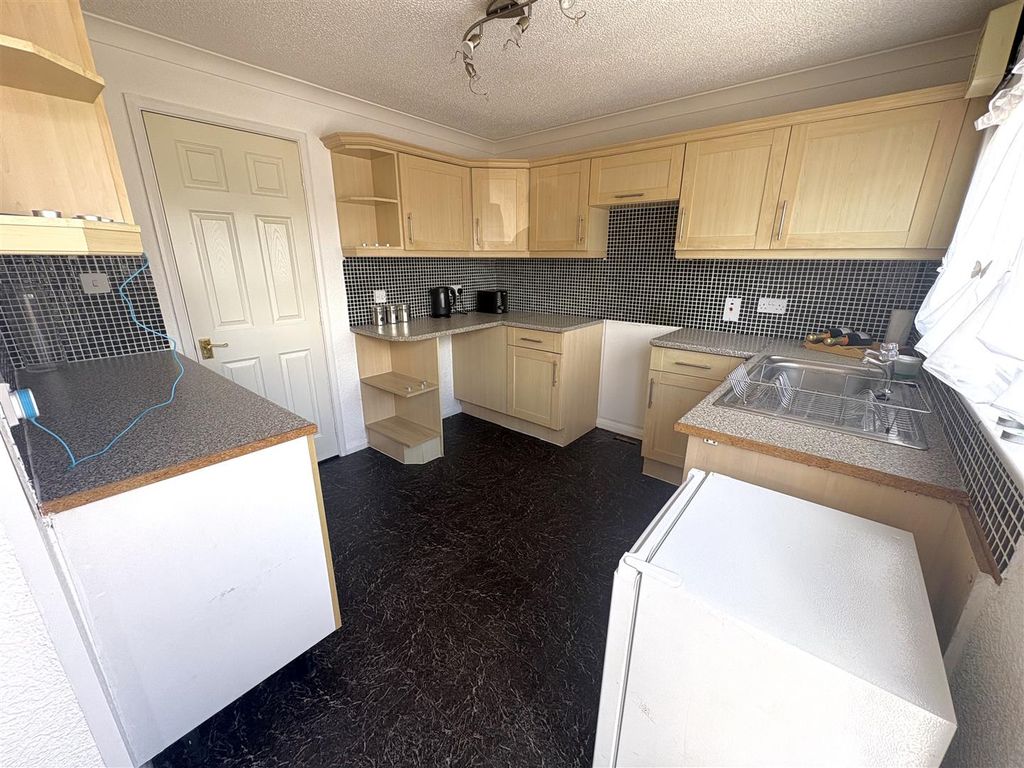 Property photo 3 of 17 Kitchen