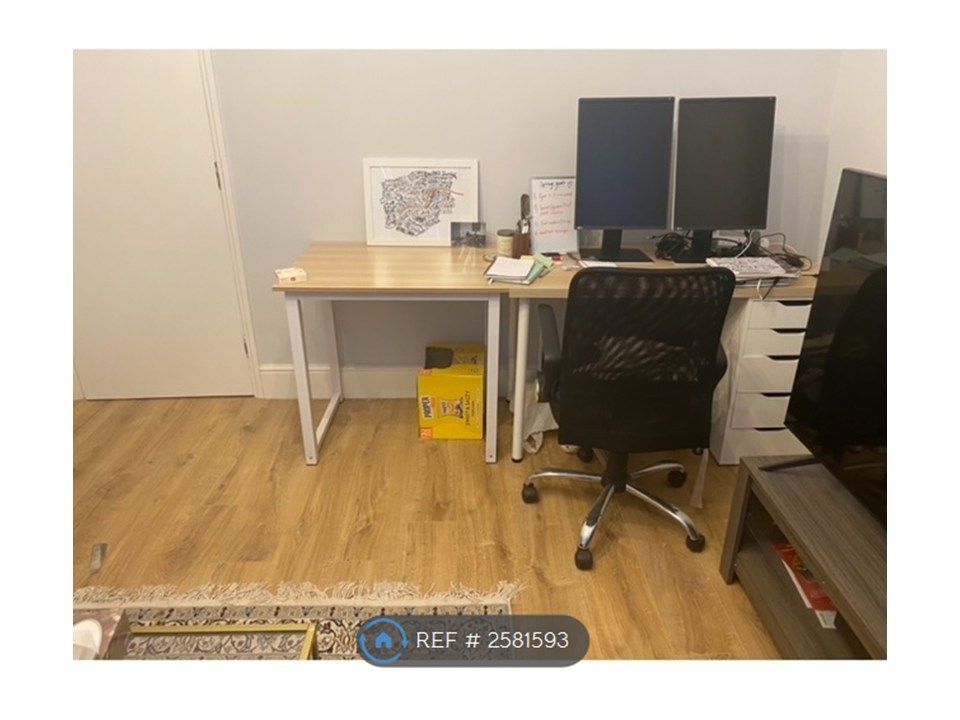 Property photo 3 of 11 Desk