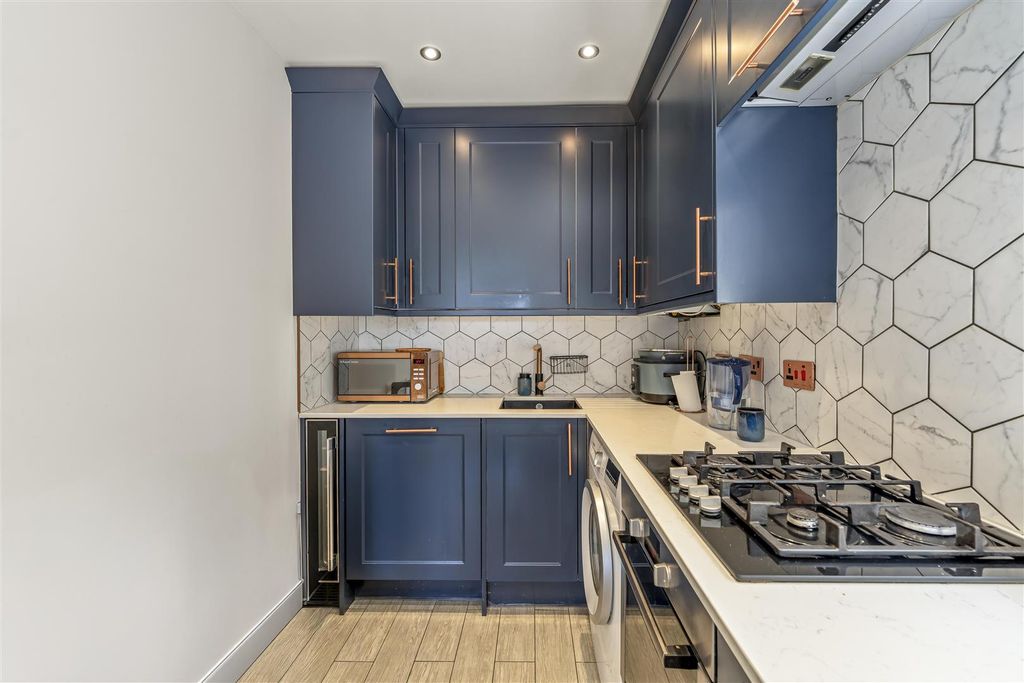 Property photo 3 of 15 15 Richardson House, Malting Way, Tw7 6Sd10.Jpg