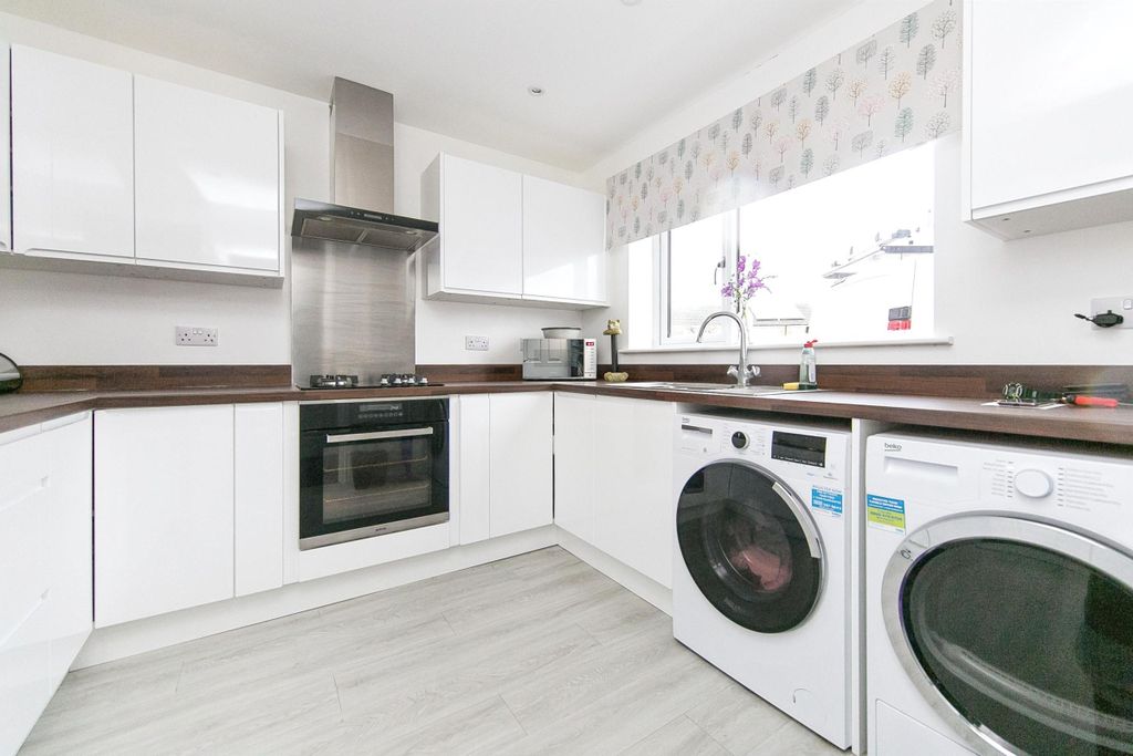 Property photo 2 of 8 Kitchen