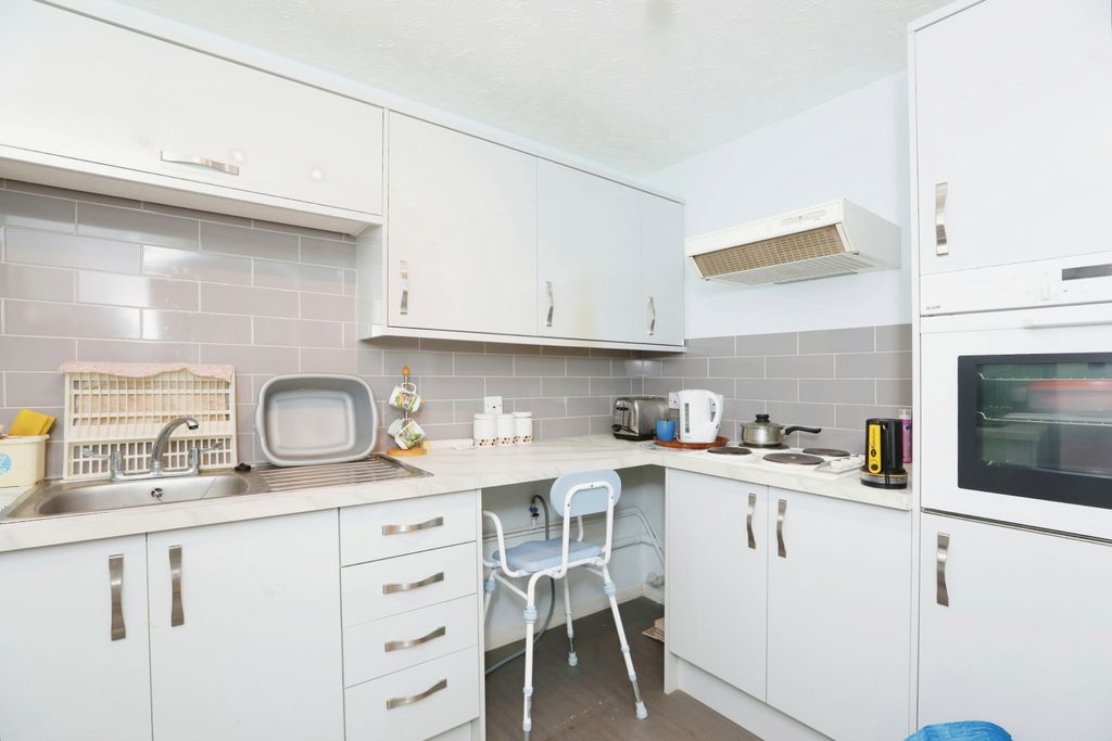 Property photo 3 of 10 Kitchen