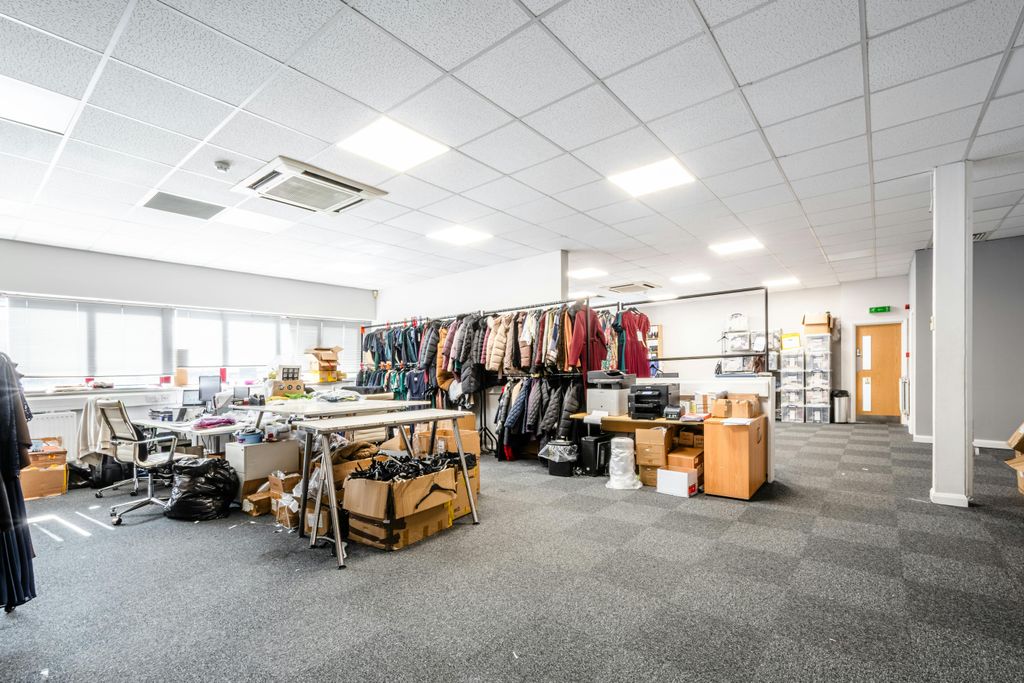 Property photo 3 of 21 Greenwich Centre Bus Pk U4-5 - 17.Jpg