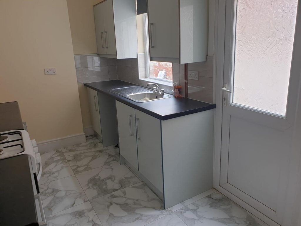 Property photo 3 of 19 Kitchen