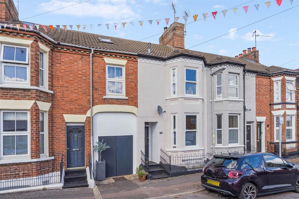 Property photo 1 of 19 Victoria Road