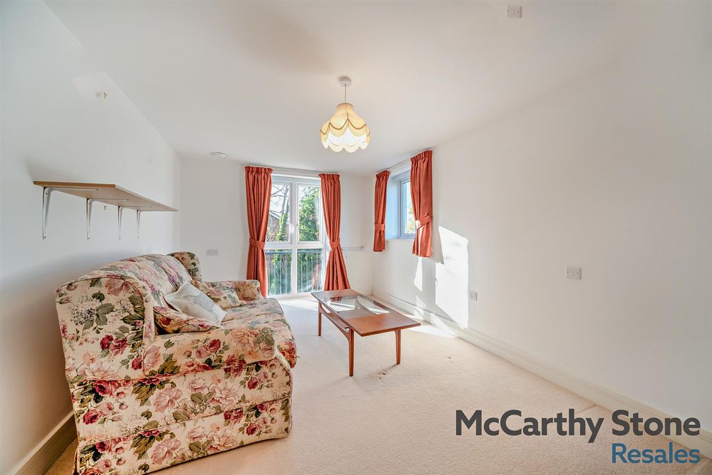 Property photo 2 of 9 8671445-Interior08-800.Jpg