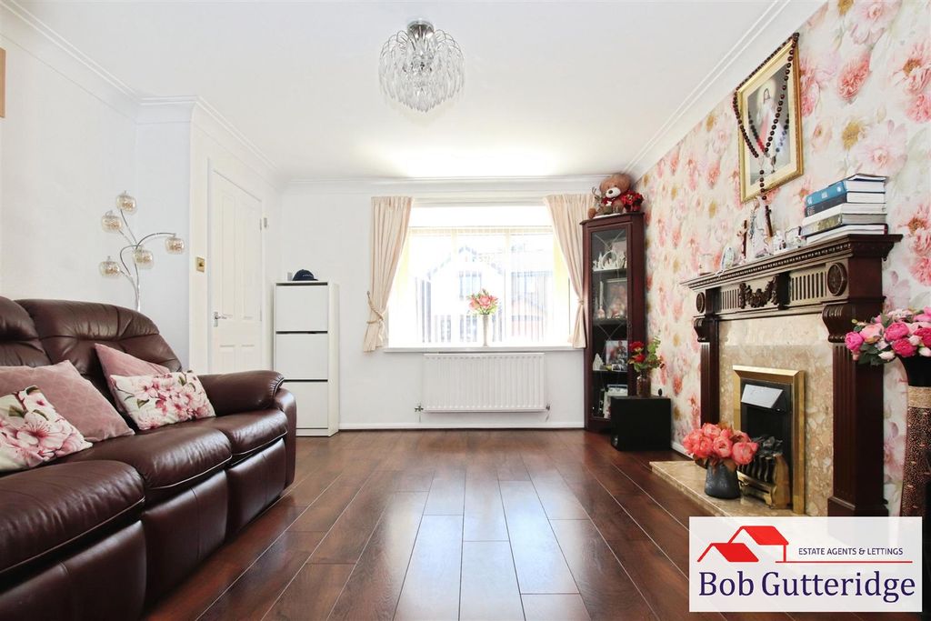 Property photo 2 of 28 Lounge