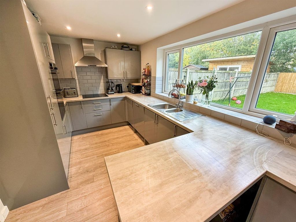 Property photo 3 of 10 Kitchen/ Dining Room