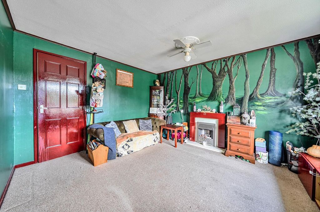Property photo 2 of 14 Essex Green 16 (3).Jpg