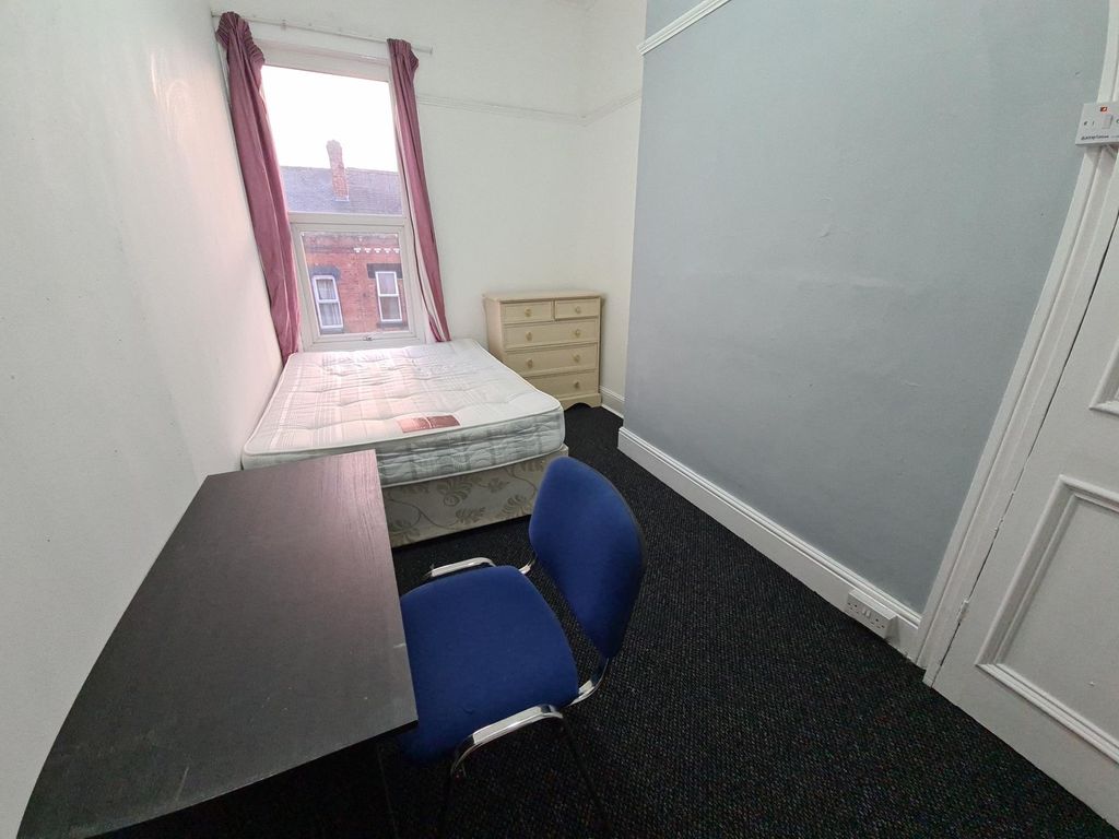 Property photo 3 of 14 A Compact Bedroom Featuring A Double Bed And A Win...