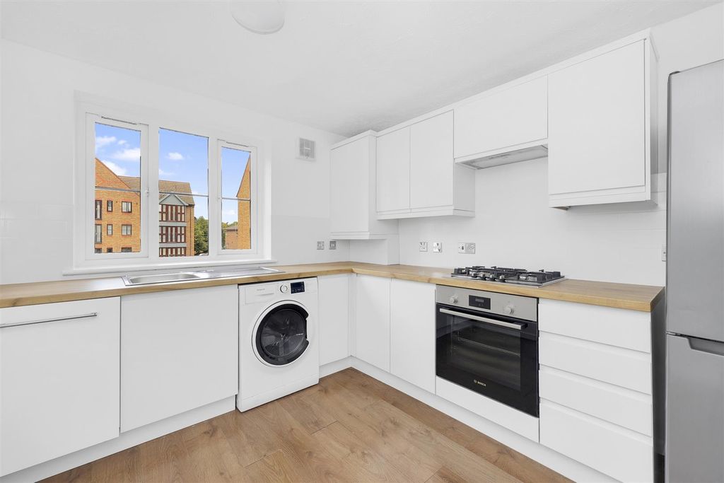Property photo 2 of 11 Kitchen