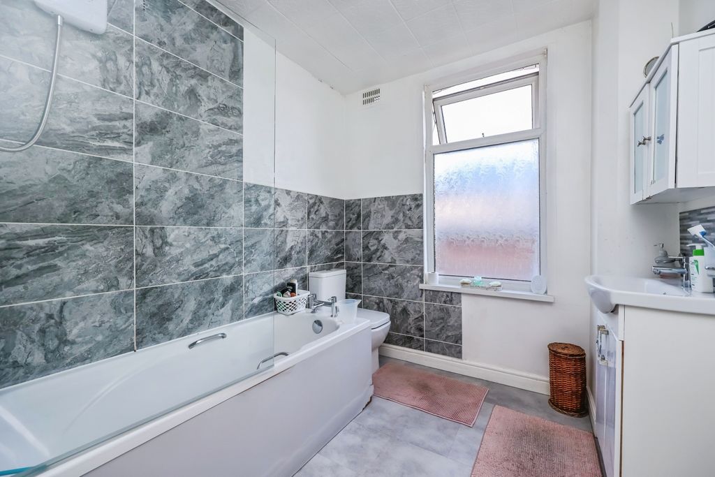 Property photo 3 of 15 Bathroom