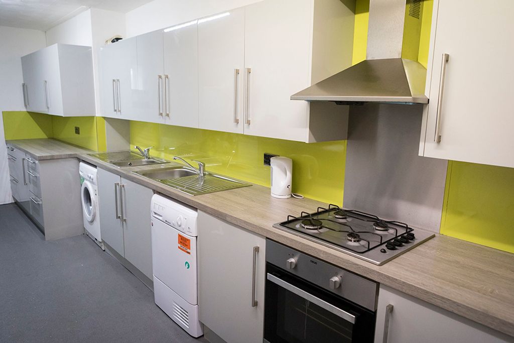 Property photo 3 of 6 Kitchen
