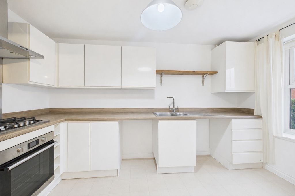 Property photo 3 of 11 Kitchen 1