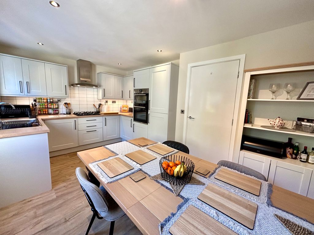 Property photo 3 of 22 Dining Kitchen