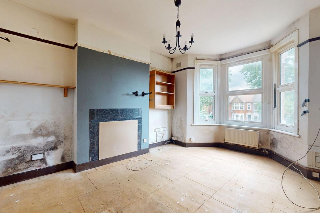 Property photo 2 of 15 Flat 2, 8-10 Uxbridge Road, Hanwell, London, W7 3Pp