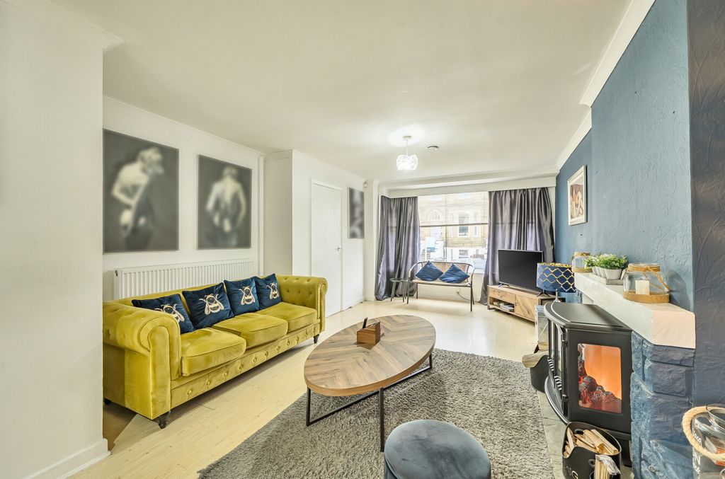 Property photo 2 of 21 Lounge