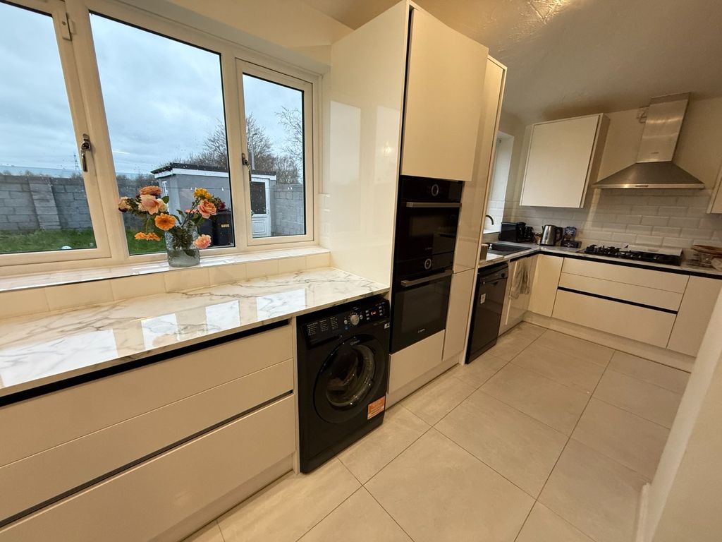 Property photo 2 of 13 4879881