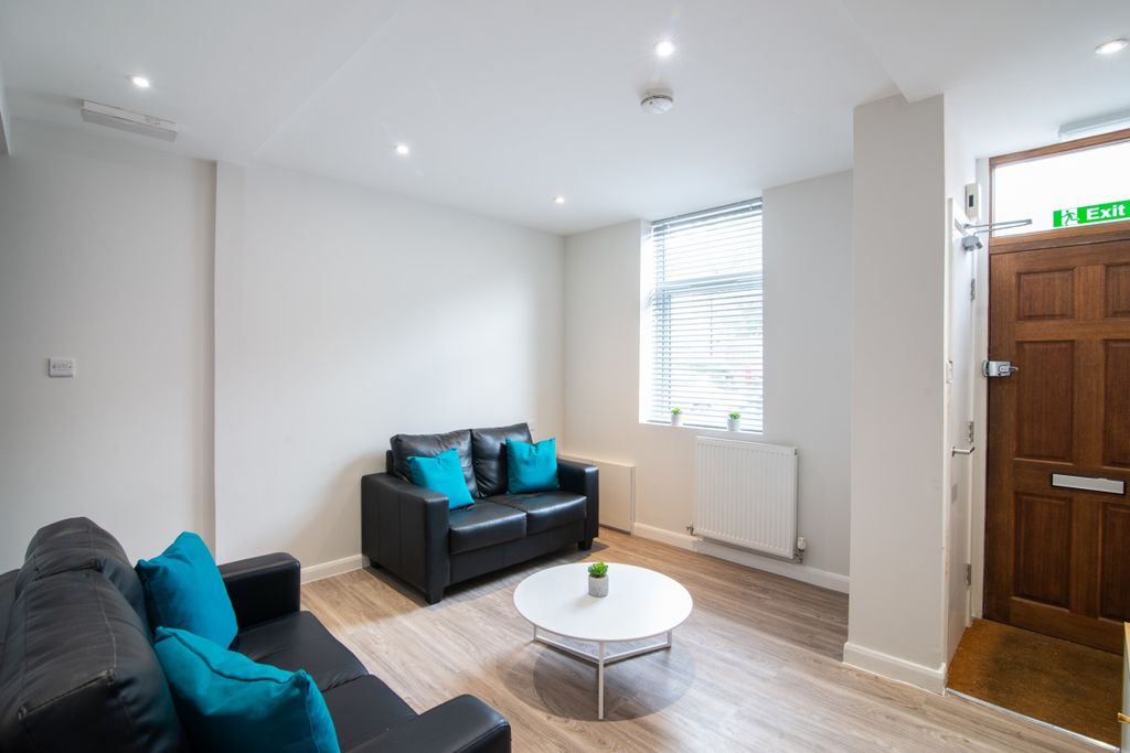 Property photo 3 of 17 18 Cauldon Road Living Room 2