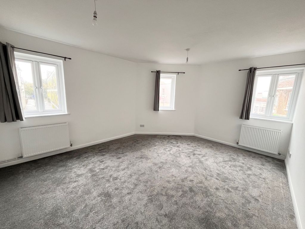 Property photo 2 of 11 Lounge