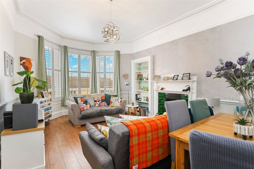 Property photo 2 of 18 Lounge