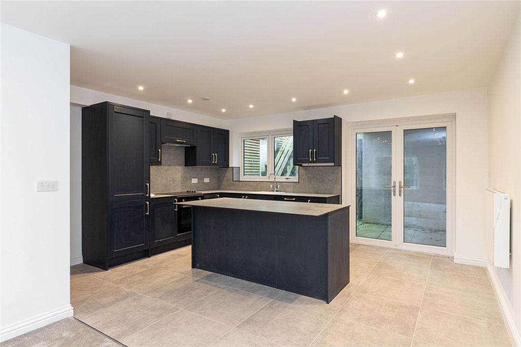 Property photo 3 of 12 Kitchen