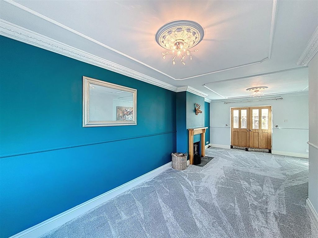 Property photo 3 of 28 Lounge