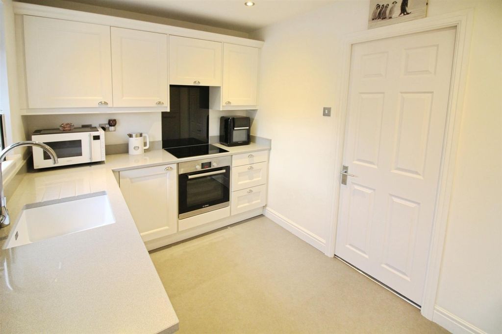 Property photo 3 of 18 Kitchen