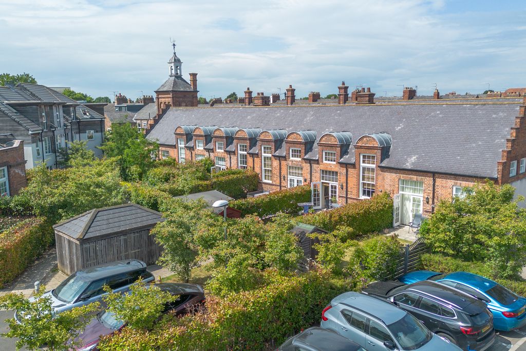 Property photo 2 of 18 2Boothamgreen34