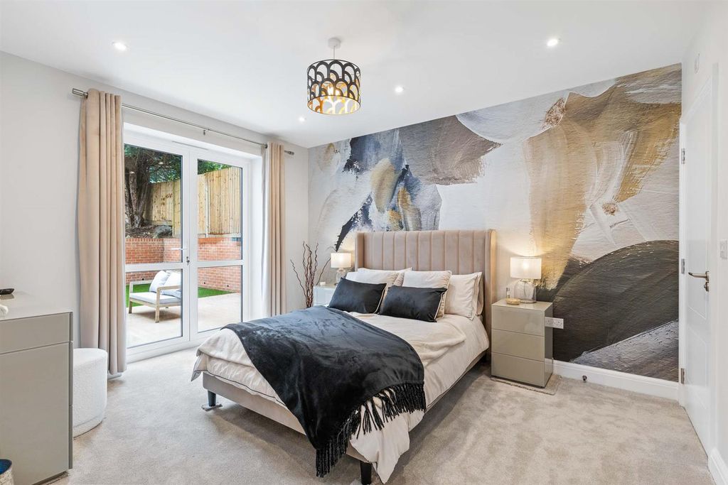 Property photo 1 of 11 3 Mclaren Court, 1 Cobham Road, Kt22  9Au-11.Jpg
