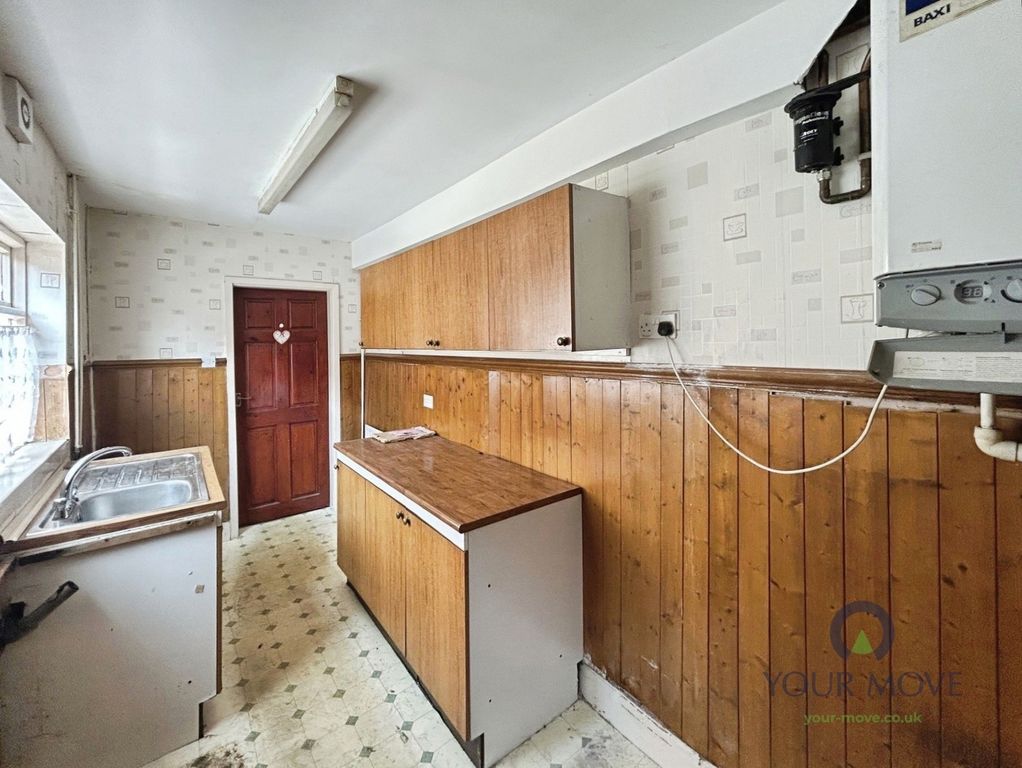 Property photo 3 of 11 Kitchen