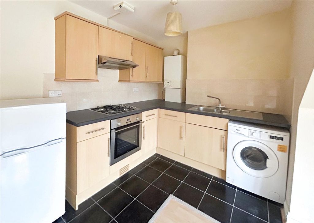 Property photo 3 of 15 Living Room / Kitchen