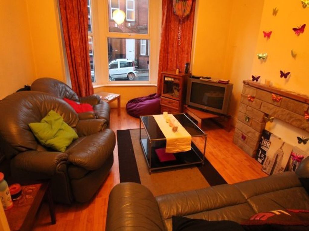 Property photo 1 of 8 A Welcoming And Spacious Living Room With Comforta...
