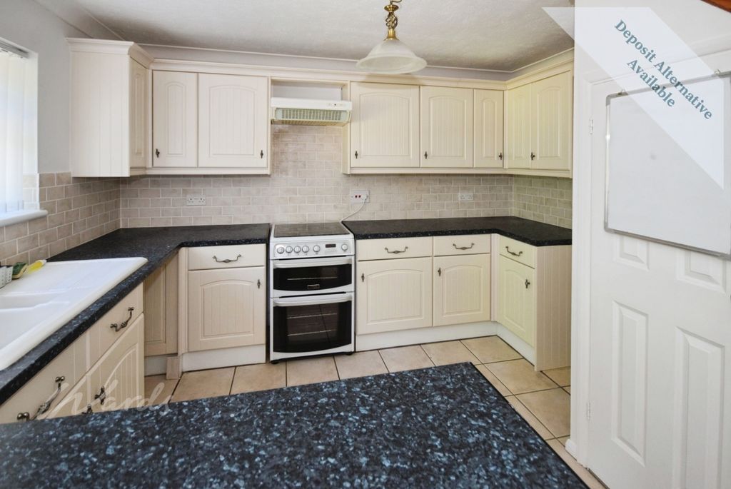 Property photo 2 of 12 Sadlers Kitchen