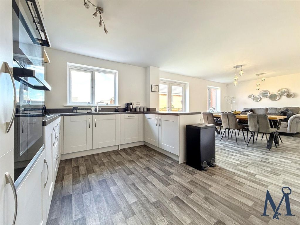 Property photo 2 of 25 Kitchen Diner