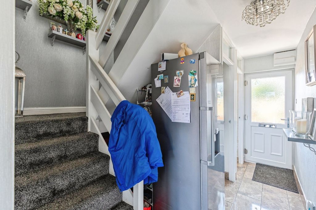 Property photo 2 of 17 Entrance Hall