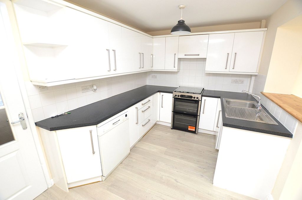 Property photo 2 of 10 Kitchen