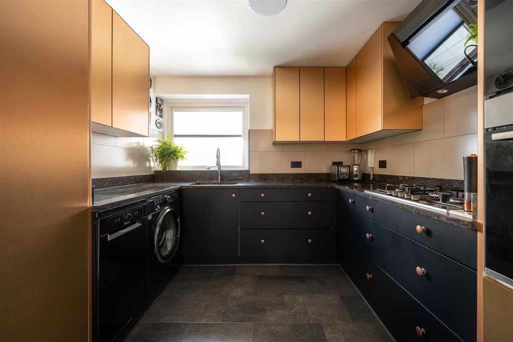 Property photo 3 of 32 Woodford Road, E18