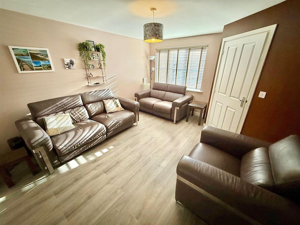 Property photo 2 of 13 Lounge.Jpg