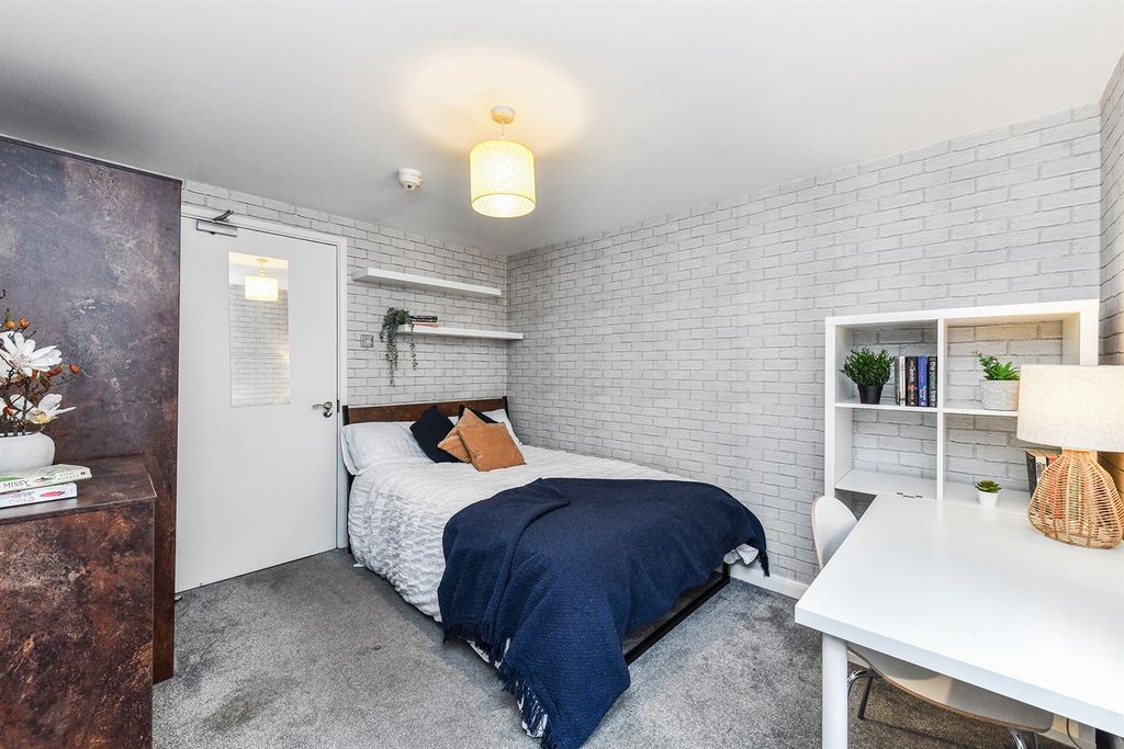 Property photo 1 of 9 (Main)