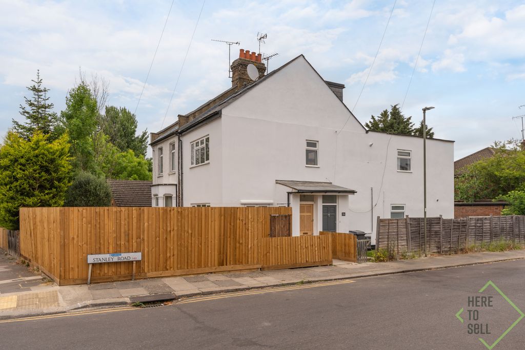 Property photo 1 of 15 Pembroke Road, London , N10 2Ht-25 (1)