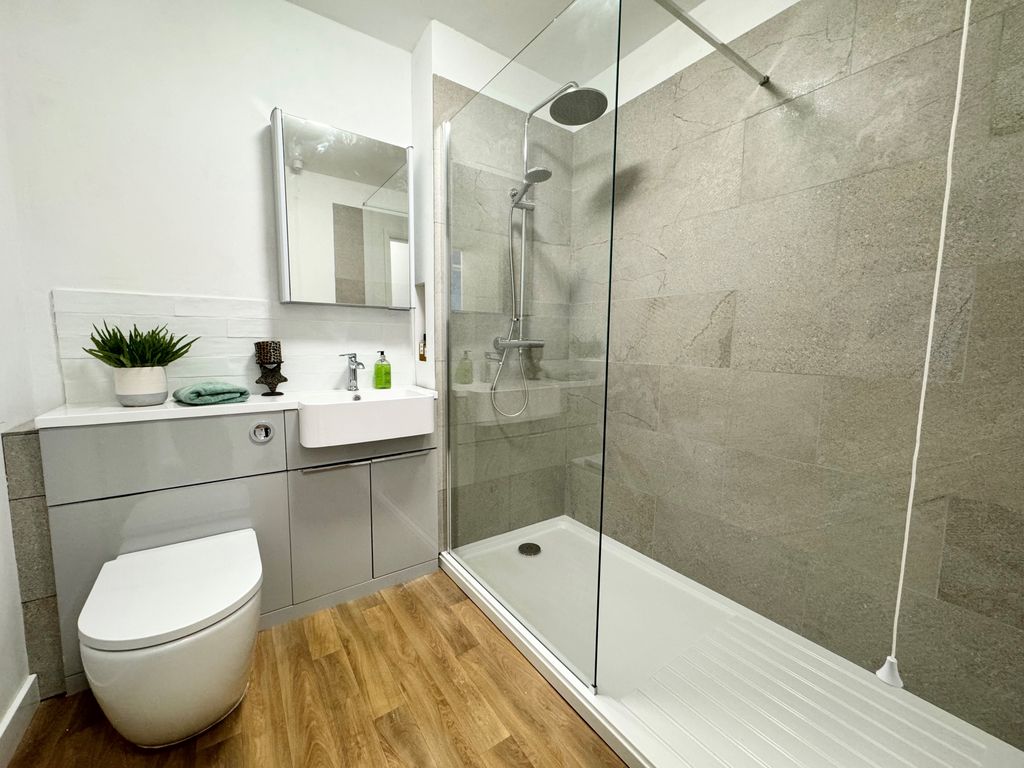 Property photo 3 of 8 Bathroom