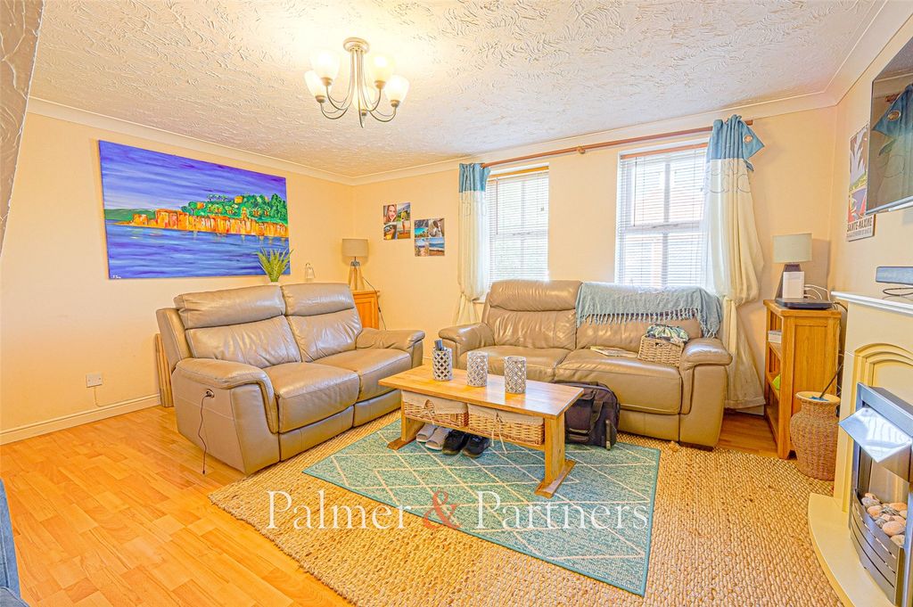 Property photo 3 of 9 Lounge