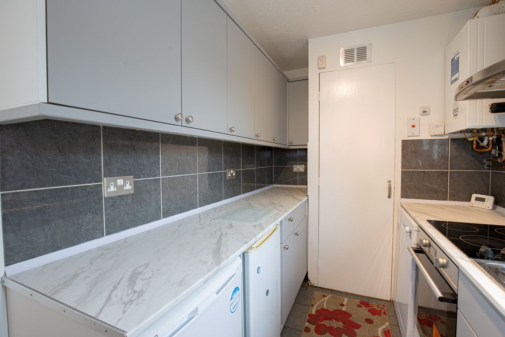 Property photo 3 of 13 Kitchenangle2 (2)